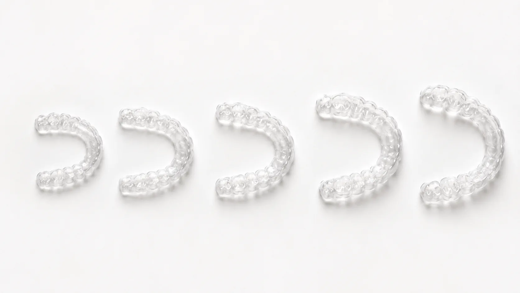 Sequência de alinhadores Invisalign mostrando o progresso do tratamento