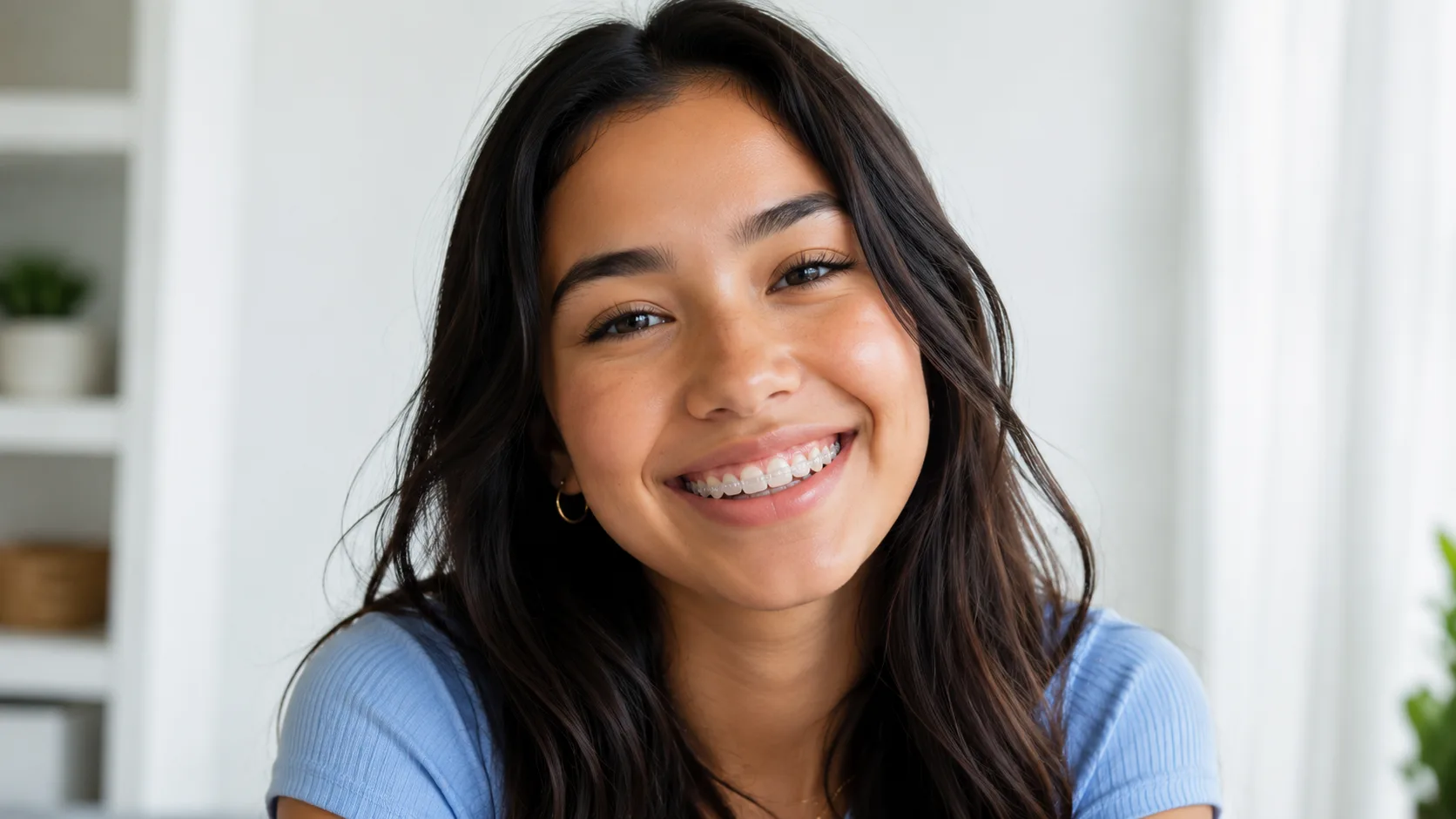 Adolescente sorrindo com alinhadores Invisalign Teen transparentes